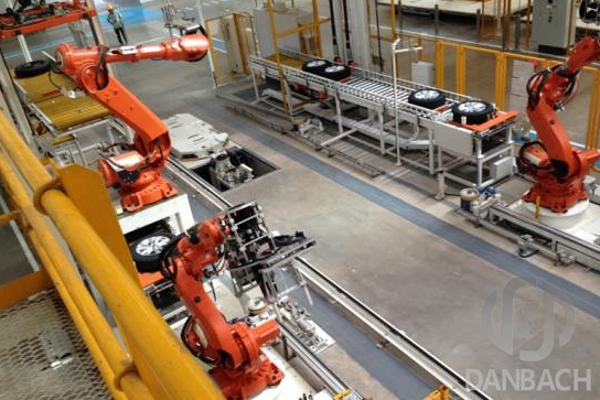 在自動化工廠中應用廣泛的工業機器人